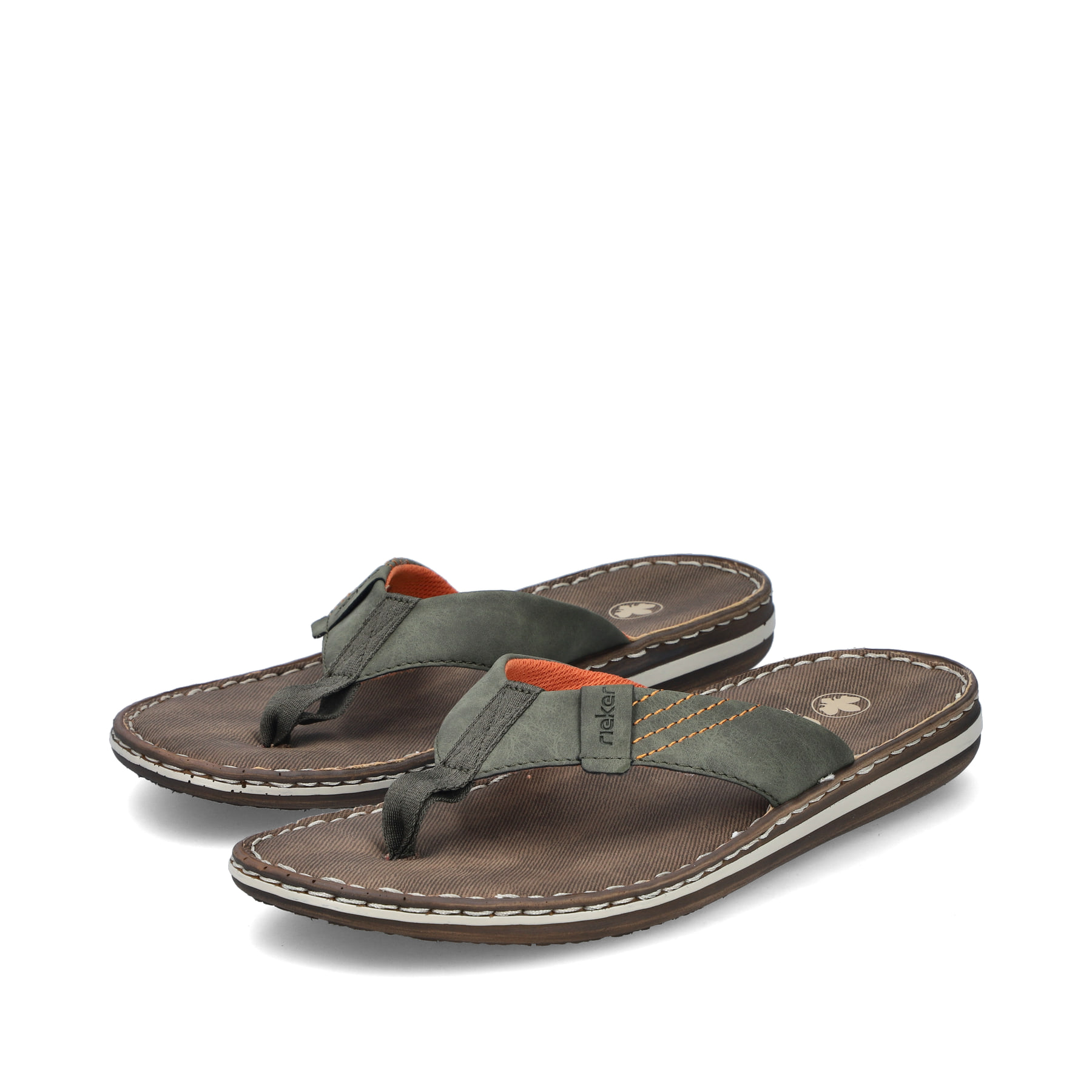 Grüne Rieker Herren Zehentrenner 21043-54 mit der Komfortweite G. Schuhpaar seitlich schräg.