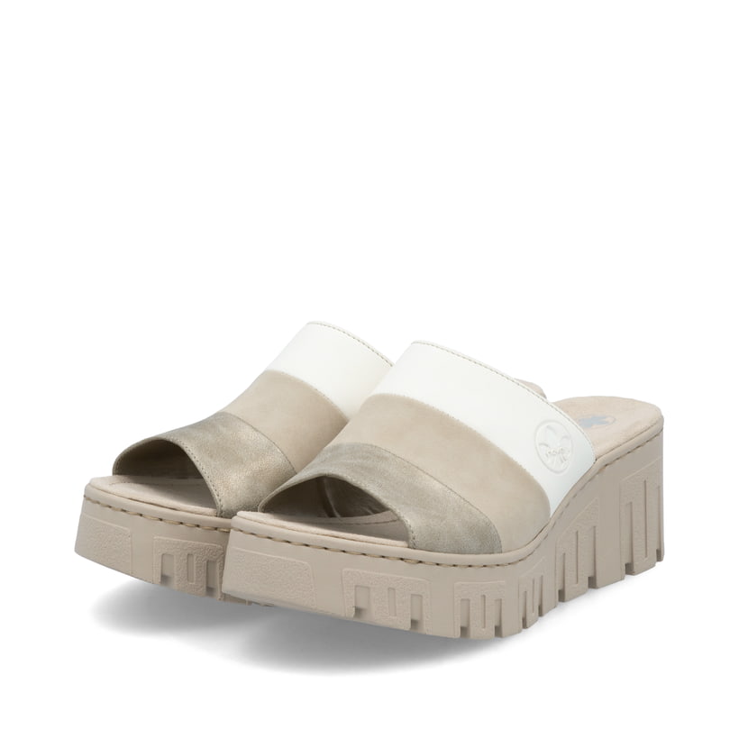 Mules Rieker beiges végétaliennes pour femme 68092-62. Chaussures inclinées sur le côté.