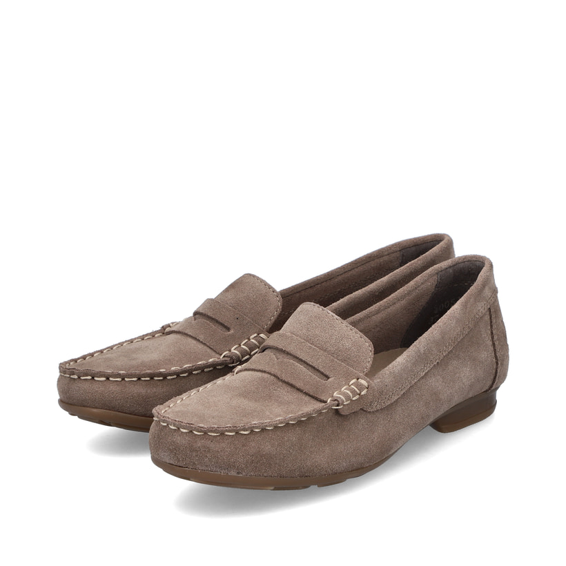 Beige Rieker Damen Loafer 40051-62 mit der schmalen Passform E 1/2. Schuhpaar seitlich schräg.