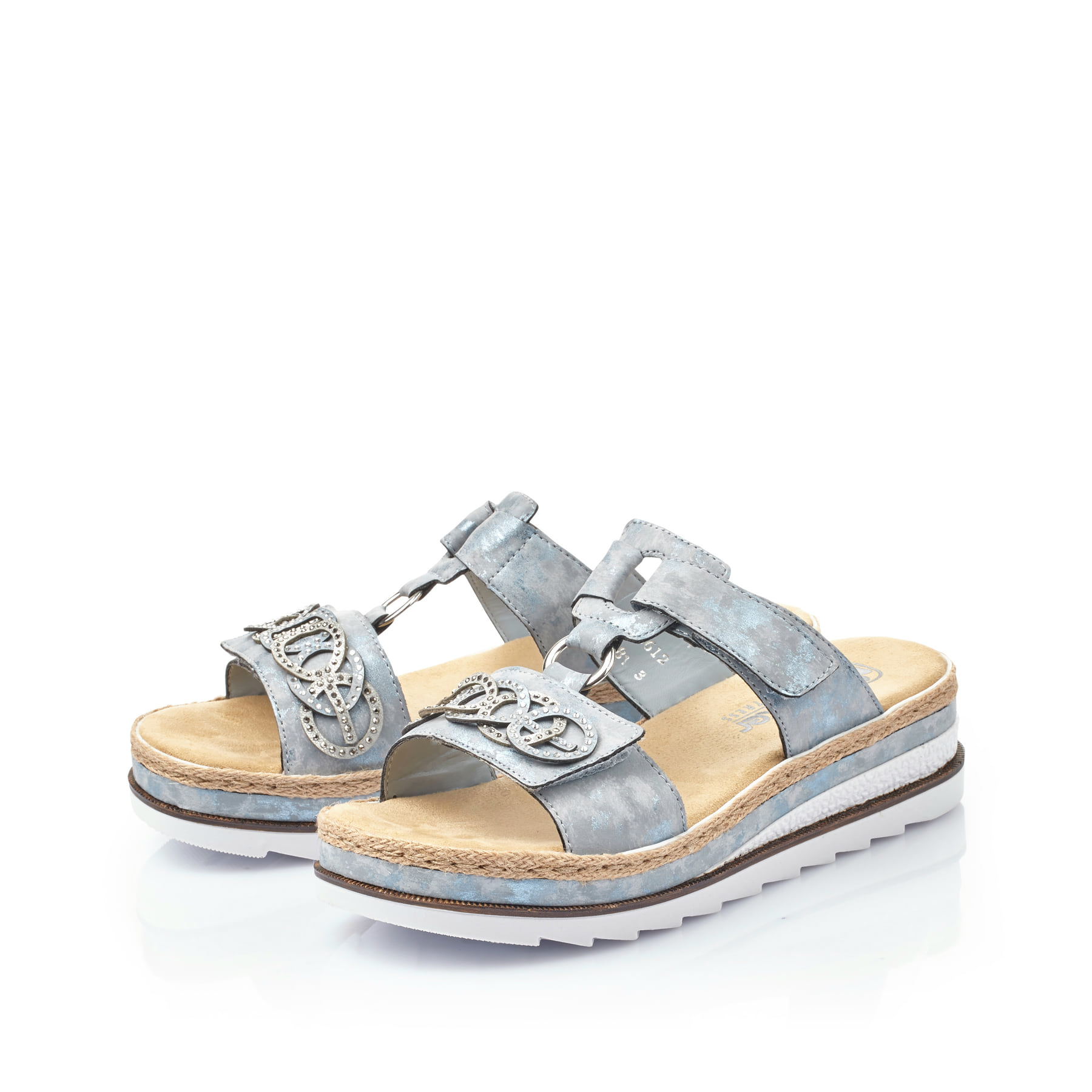 Blaue Rieker Damen Pantoletten V7986-12 mit einem Klettverschluss. Schuhpaar seitlich schräg.