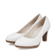 Weiße Rieker Pumps 41560-81 aus Glattleder mit einer griffigen Sohle. Schuhpaar seitlich schräg.