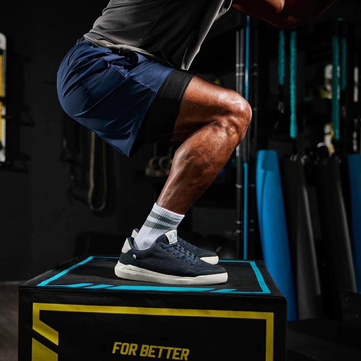 Blaue Rieker Herren Sneaker Low U1104-14 mit einer Schnürung. Schuh am Model.