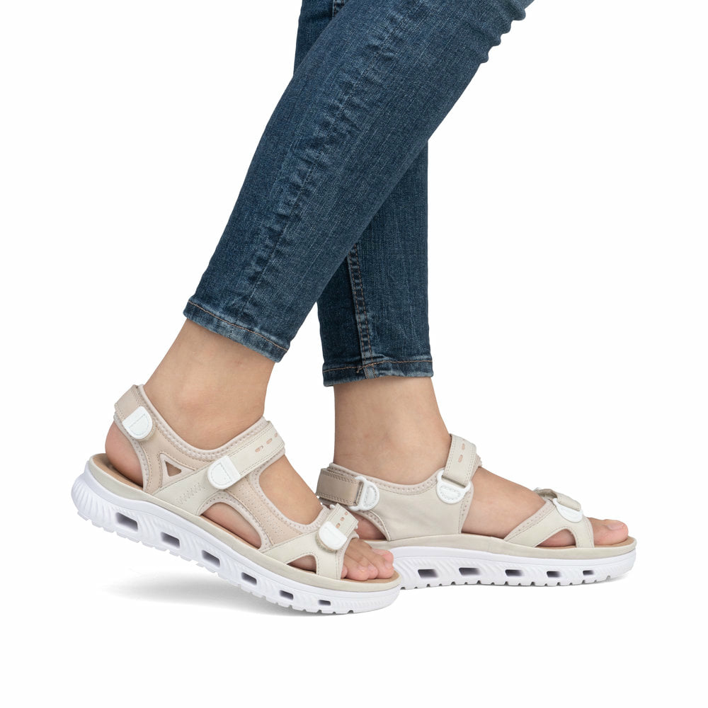 Beige Rieker Damen Trekkingsandalen 64074-60 mit einem Klettverschluss. Schuh am Fuß.