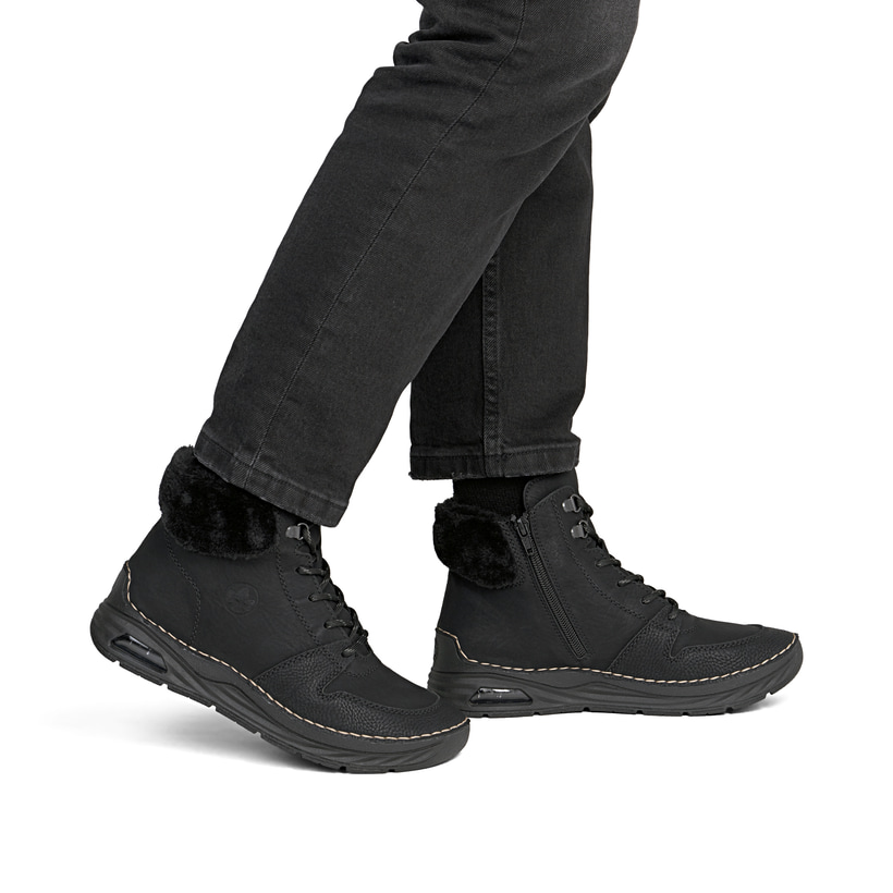 Schwarze Rieker Damen Schnürstiefel 44555-00 mit Rieker Air Sohlenfenster. Schuh am Fuß.