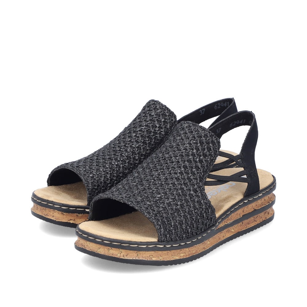 Schwarze Rieker Keilsandaletten 62941-00 mit einem Gummizug. Schuhpaar seitlich schräg.