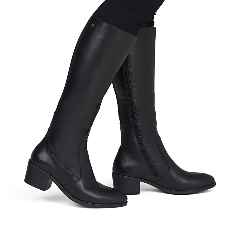 Schwarze Rieker Damen Hochschaftstiefel 73955-00 aus Glattleder. Schuh am Fuß.