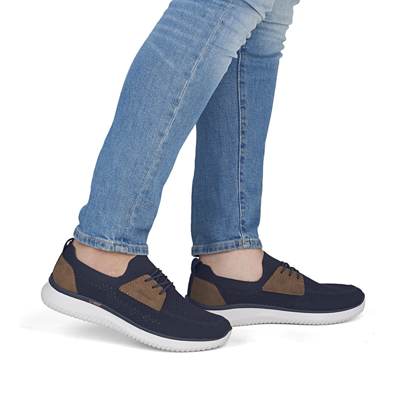Blaue Rieker Herren Slipper B9656-14 mit einem Gummizug sowie der Komfortweite G. Schuh am Fuß.