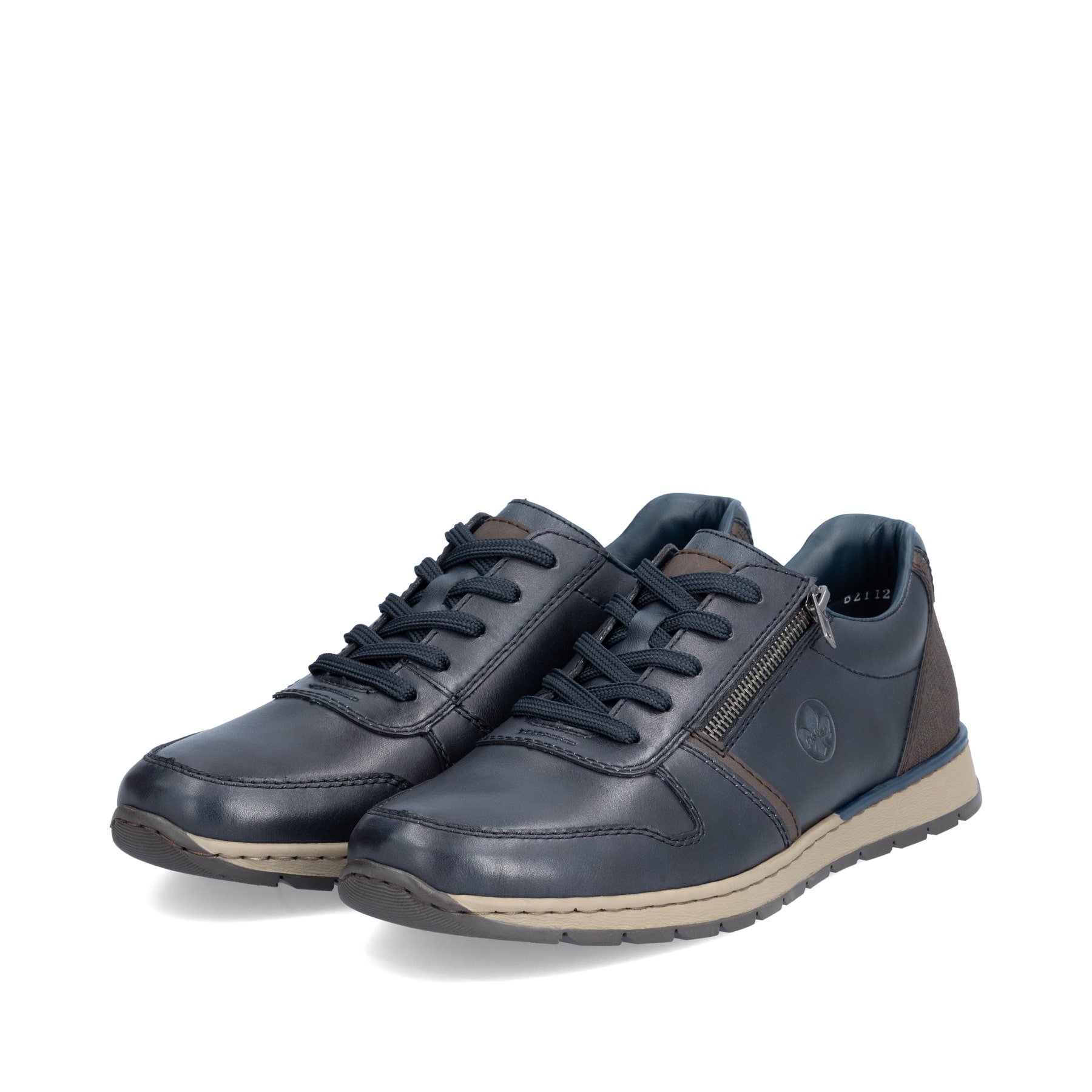 Blaue Rieker Herren Sneaker Low B2112-14 aus Glattleder mit geprägtem Seitenlogo. Schuhpaar seitlich schräg.