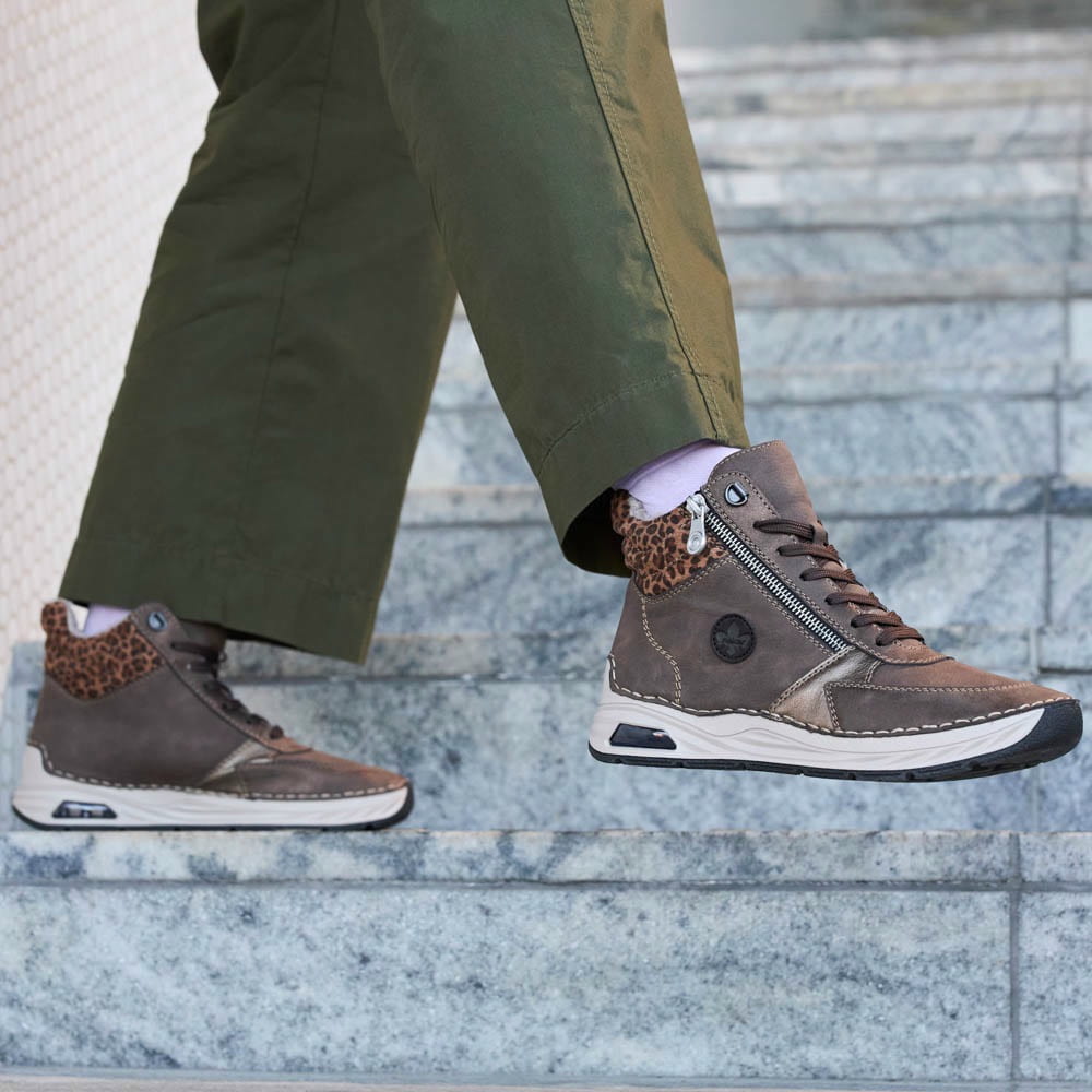 Braune Rieker Damen Schnürstiefel 44565-25 getragen