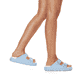 Blaue Rieker Damen Pantoletten P2180-10 mit Schnallen sowie ultraleichter Sohle. Schuh am Fuß.