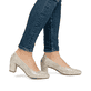 Beige Rieker Pumps 41057-60 mit Gummizug sowie einer extra weichen Decksohle. Schuh am Fuß.