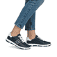 Blaue Rieker Damen Schnürschuhe 42408-14 mit der Extraweite H. Schuh am Fuß.