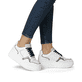 Weiße Rieker Damen Sneaker Low M7813-80 mit modernen Ziernähten sowie Schnürung. Schuh am Fuß.