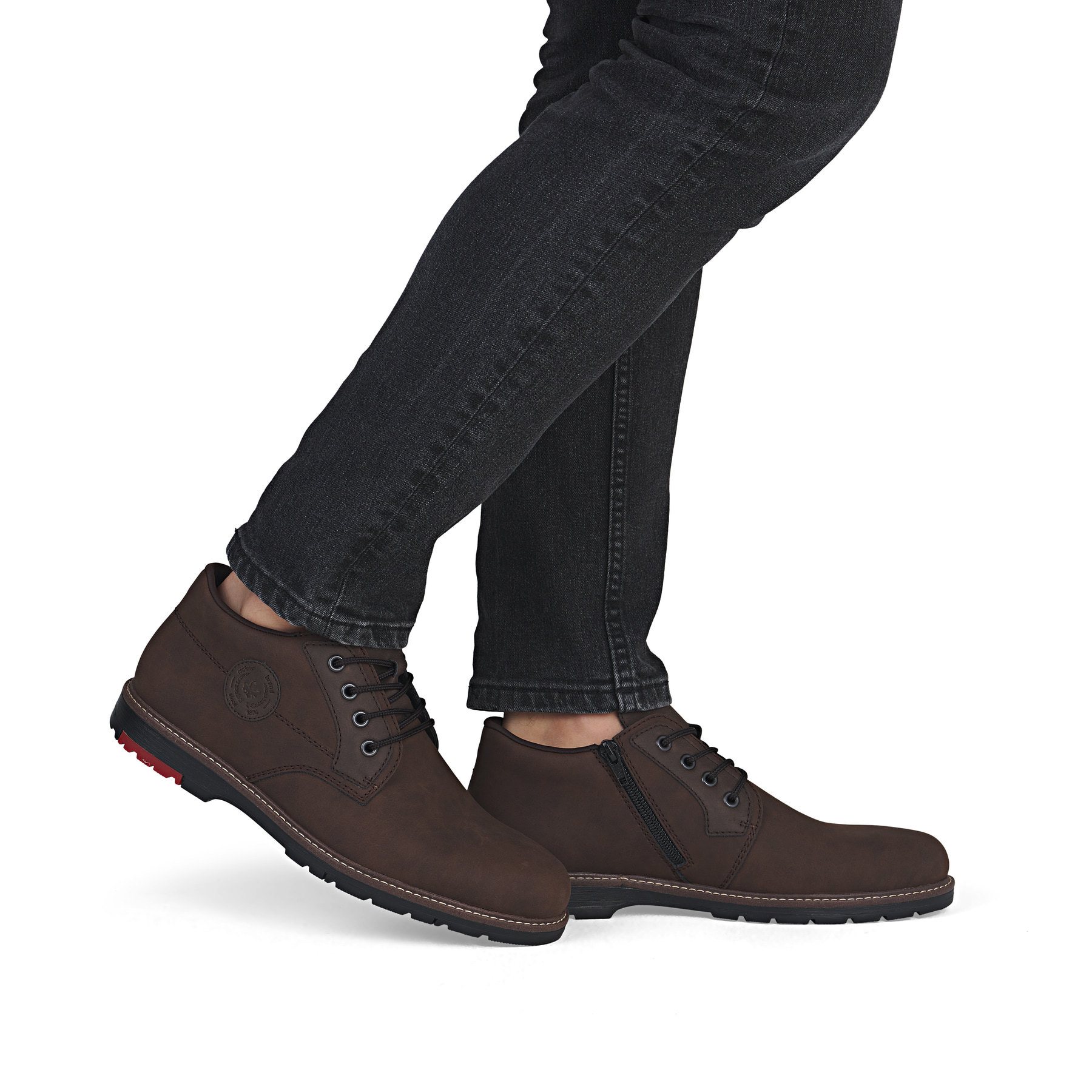 Dunkelbraune Rieker Herren Schnürstiefel 10539-22 aus Rauleder. Schuh am Fuß.