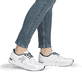 Baskets basses Rieker blanches pour femme M9000-80 avec lacets. Chaussure au pied.