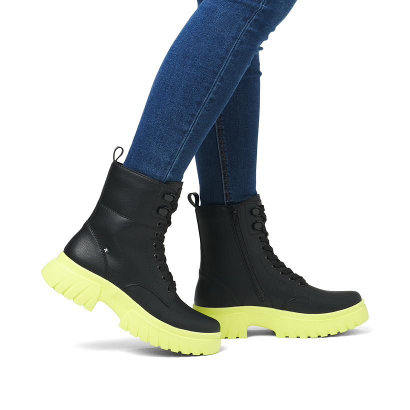 Bottes à lacets Rieker noires W1870-01 avec semelle ultra-légère. Chaussure au pied.