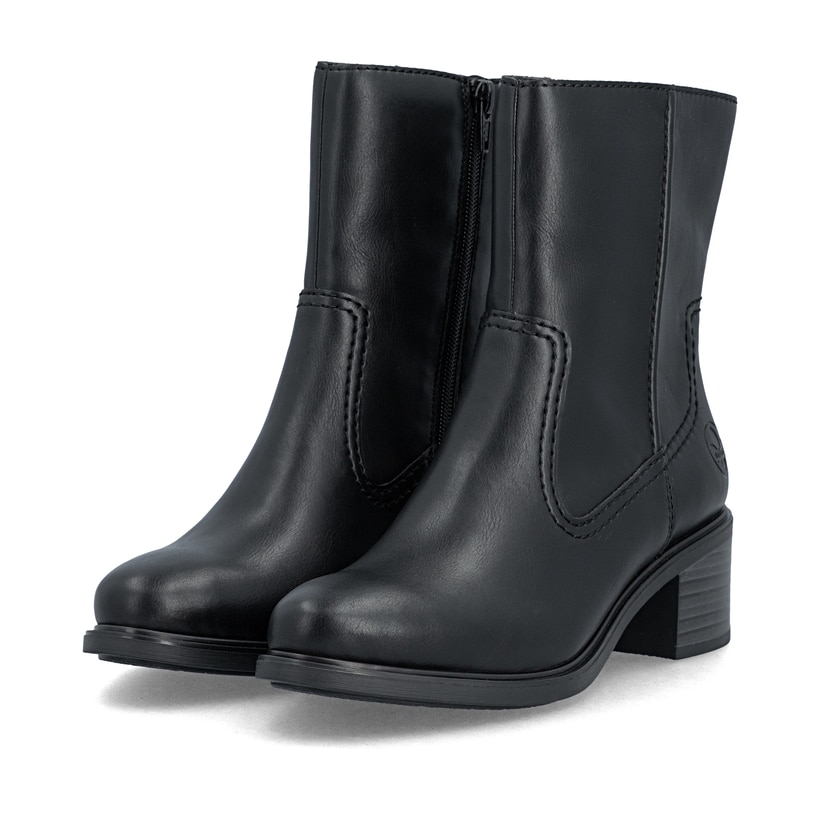 Schwarze Rieker Damen Stiefeletten 74170-00 mit einem Reißverschluss. Schuhpaar seitlich schräg.
