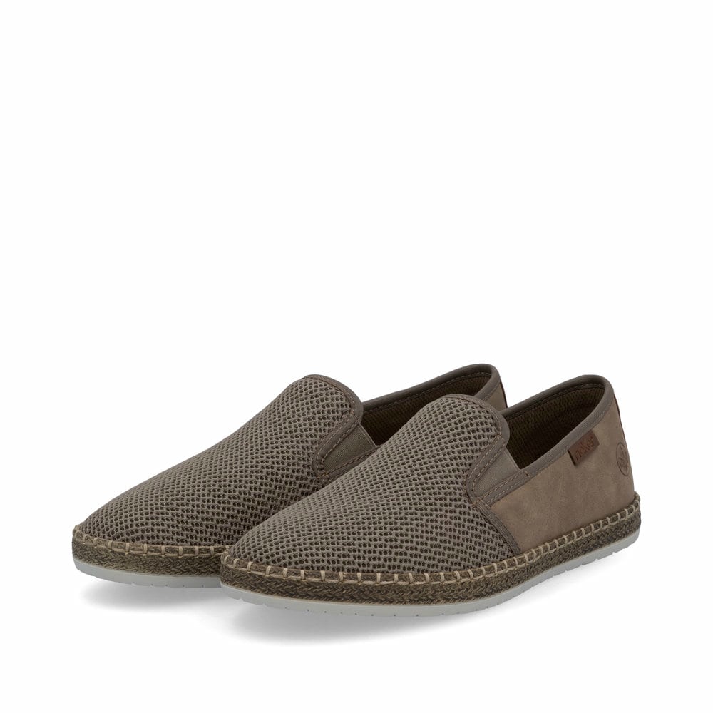 Beige Rieker Herren Slipper B5265-65 mit einem Gummizug sowie Komfortweite G 1/2. Schuhpaar seitlich schräg.