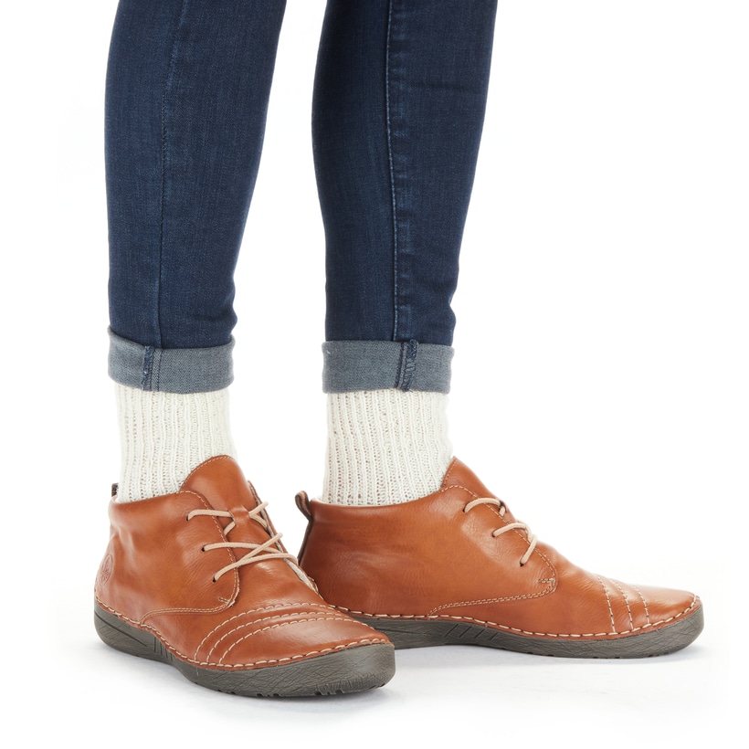 Karamellbraune Rieker Damen Schnürschuhe 52532-24 mit einer schockabsorbierenden Sohle. Schuh am Fuß