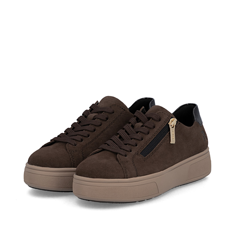 Dunkelbraune Rieker Damen Sneaker Low M7701-25 aus Rauleder mit Reißverschluss. Schuhpaar seitlich schräg.