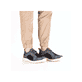 Blaue Rieker Herren Slipper B6660-14 mit einem Gummizug sowie Komfortweite G 1/2. Schuh am Fuß.