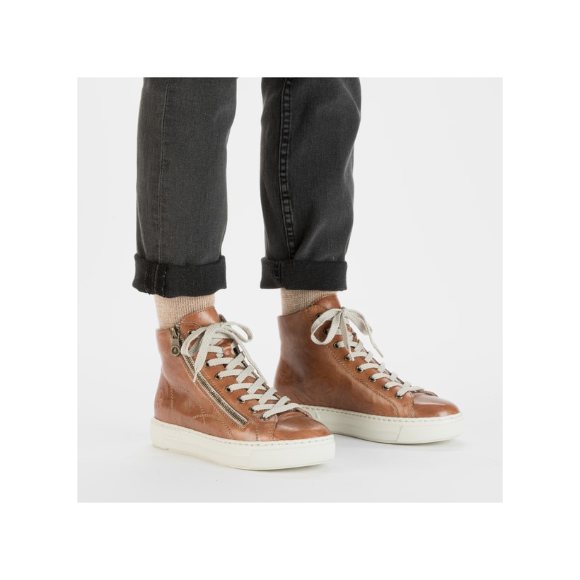 
Fuchsbraune Rieker Damen Schnürstiefel L9880-24 mit Schnürung und Reißverschluss. Schuh am Fuß