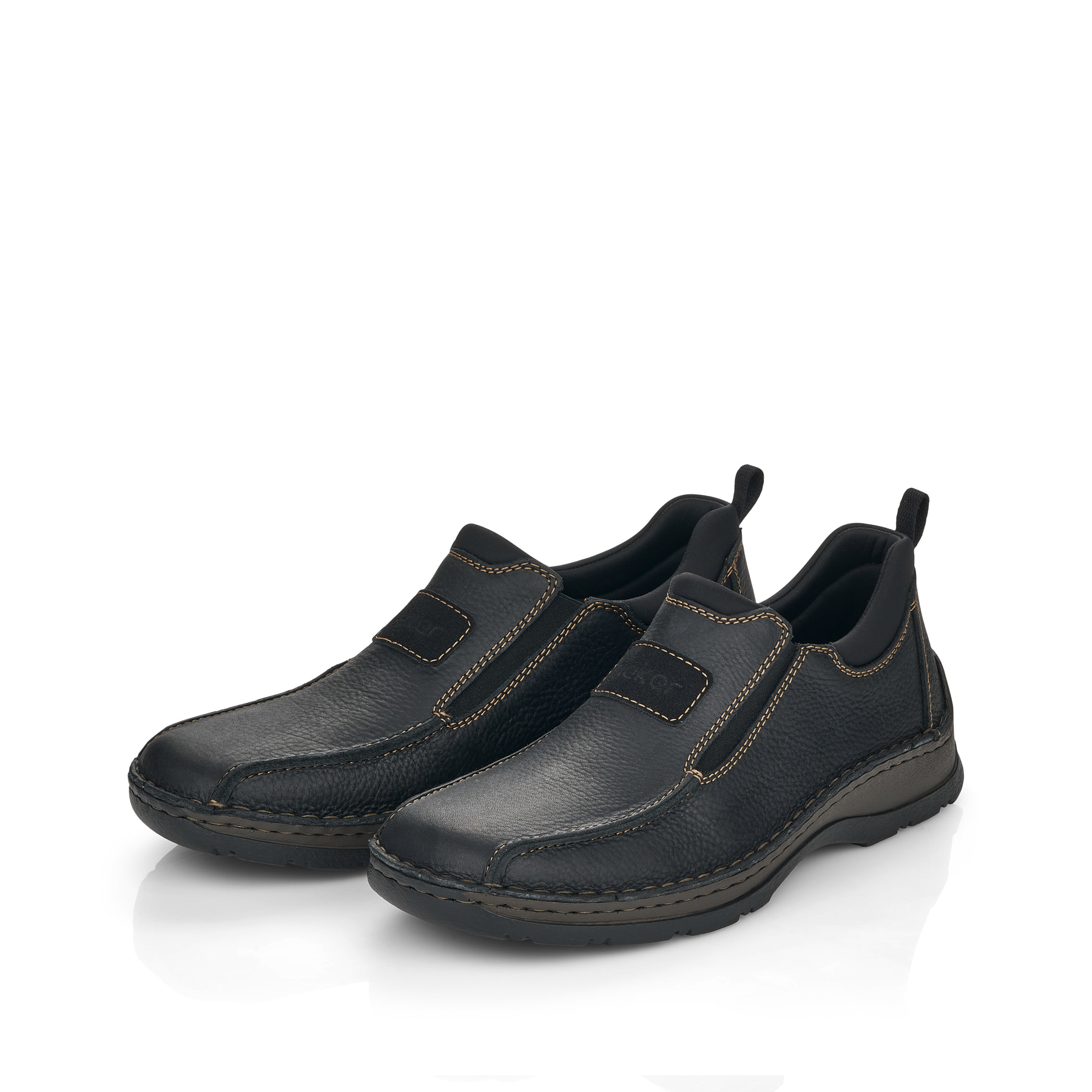 Tiefschwarze Rieker Herren Slipper 05363-00 mit einer schockabsorbierenden Sohle. Schuhpaar schräg.