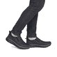 Schwarze Rieker Herren Slipper B1851-00 mit Ready2GO Schnell-Anziehfunktion. Schuh am Fuß.