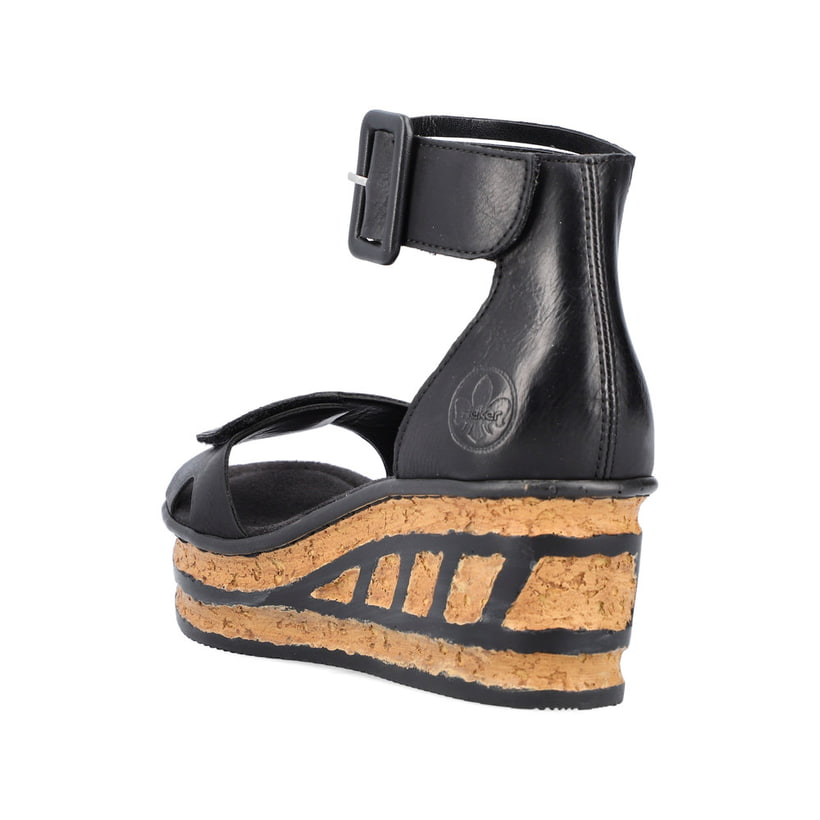 Schwarze Rieker Keilsandaletten 68194-00 mit trendiger Schnalle. Schuh von hinten.