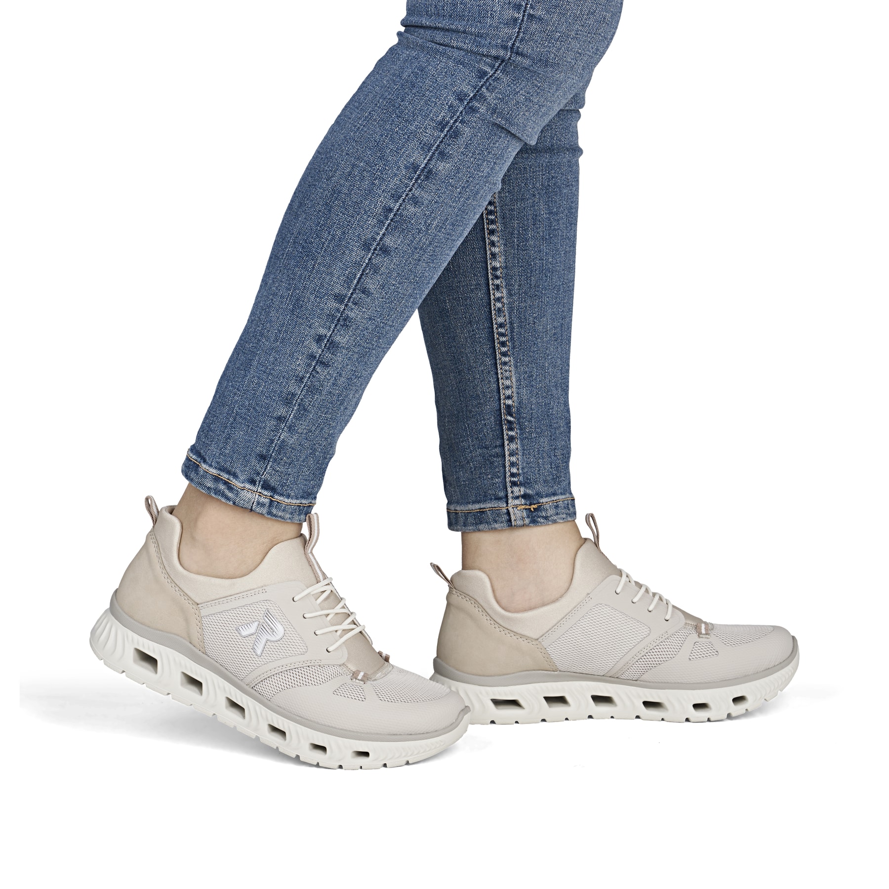 Mocassins Rieker beiges végan pour femmes M6078-60 avec bande élastique. Chaussure au pied.