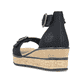 Schwarze Rieker Keilsandaletten 63780-00 mit trendigen Schnalle. Schuh von hinten.
