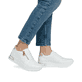 Weiße Rieker Damen Sneaker Low N8100-80 mit modernen Ziernähten. Schuh am Fuß.