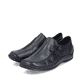 Schwarze Rieker Damen Slipper L1751-00 mit einem Gummizug. Schuhpaar seitlich schräg.