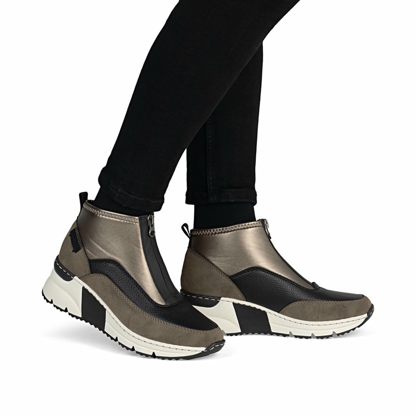 Braunschwarze Rieker Damen Sneaker High N6352-25 mit einem Reißverschluss. Schuh am Fuß.