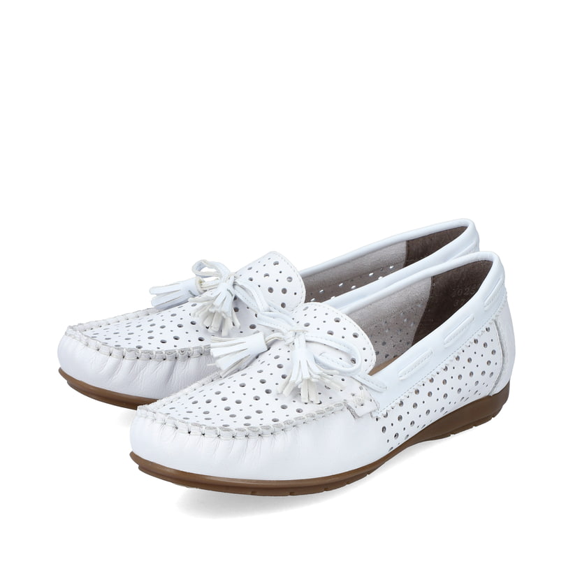 Mocassins Rieker blancs pour femme 40254-80 avec coupe étroite E 1/2. Chaussures inclinées sur le côté.
