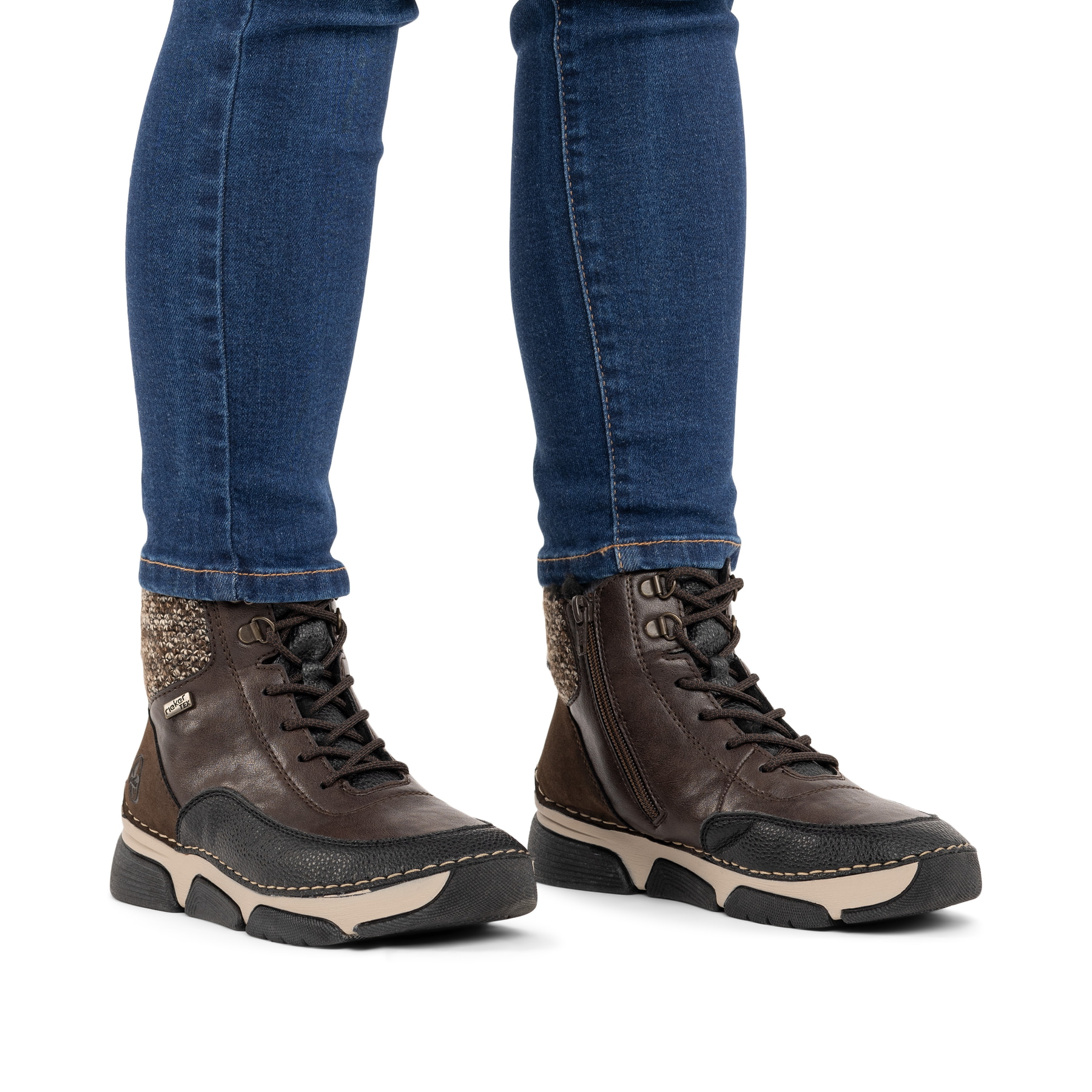 Dunkelbraun-beige Rieker Damen Schnürstiefel 45956-25 mit Strick-Kragen. Schuh am Fuß.