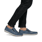 Blaue Rieker Herren Slipper 08858-12 mit einem Gummizug sowie Komfortweite G 1/2. Schuh am Fuß.