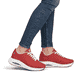 Rote vegane Rieker Damen Sneaker Low W2700-33 mit einer Schnürung. Schuh am Fuß.