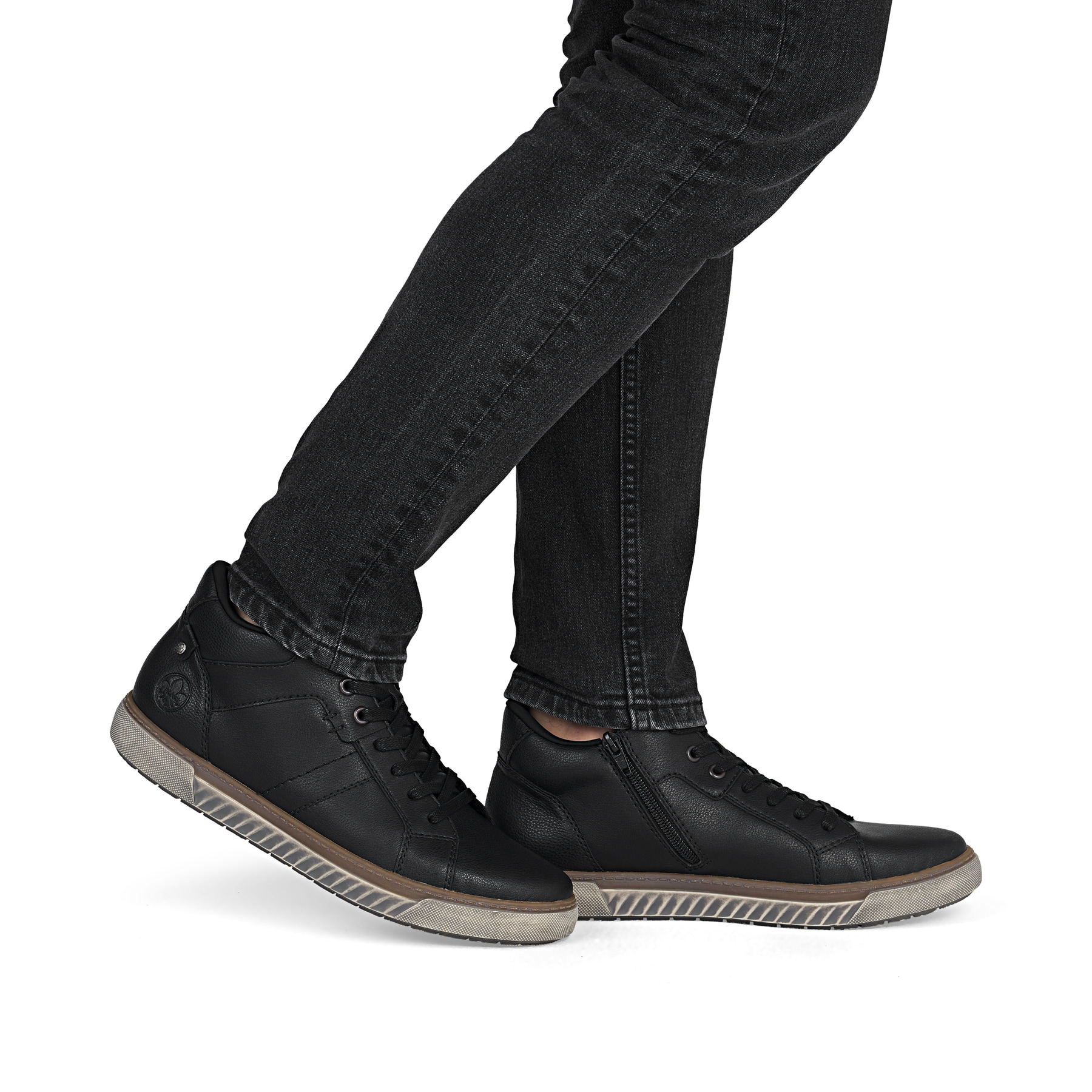 Schwarze Rieker Herren Schnürstiefel 17905-00 aus Glattleder mit Reißverschluss. Schuh am Fuß.