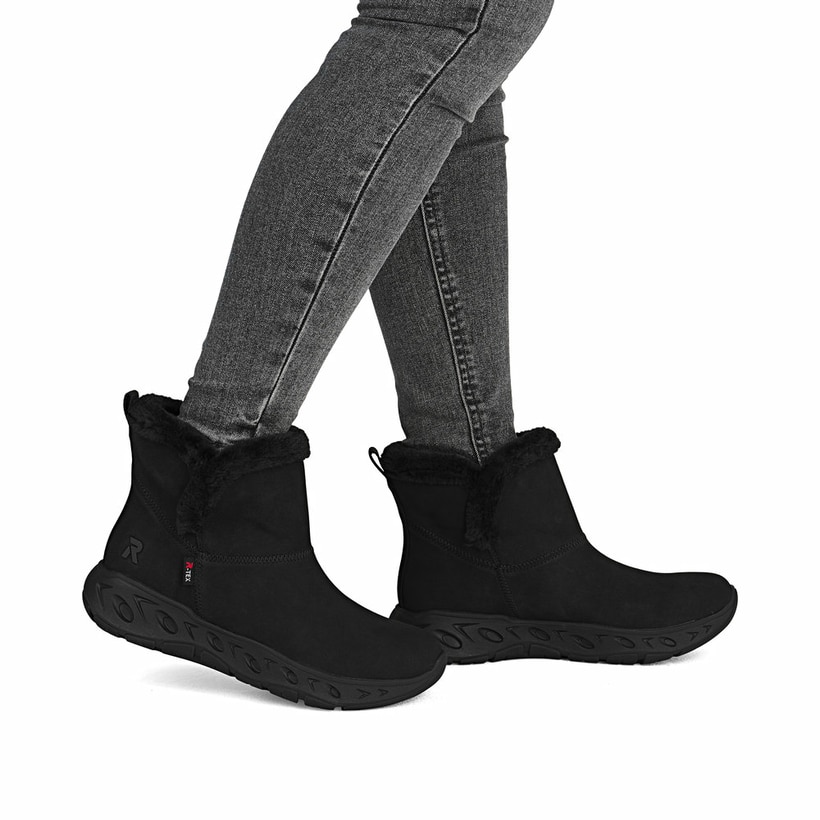 Schwarze Rieker Damen Kurzstiefel M6554-00 mit wasserabweisender TEX-Membran. Schuh am Fuß.