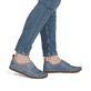 Blaue Rieker Damen Slipper M2852-12 aus Glattleder, Barfußschuhe. Schuh am Fuß.