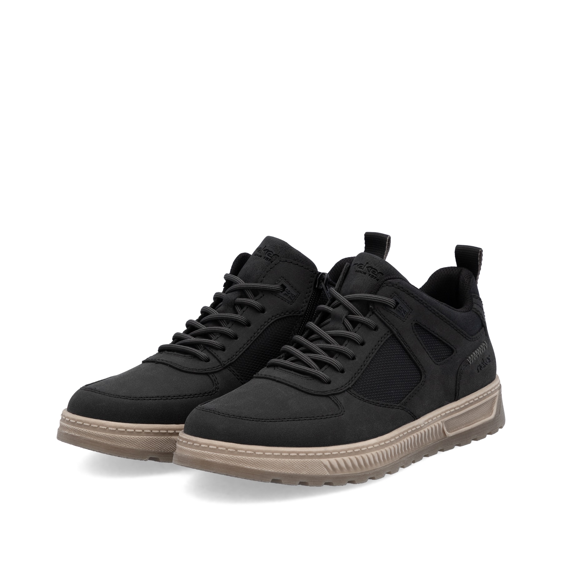 Schwarze Rieker Herren Schnürschuhe 37004-00 mit einem Reißverschluss. Schuhpaar seitlich schräg.