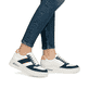 Weiße Rieker Damen Sneaker Low N6410-80 mit Rieker Air Sohlenfenster. Schuh am Fuß.