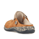 Braune Rieker Damen Clogs 46383-24 mit modischen Flechtelementen. Schuh von hinten.