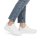 Weiße Rieker Damen Sneaker Low W1101-80 mit Schnürung sowie flexibler Sohle. Schuh am Fuß.