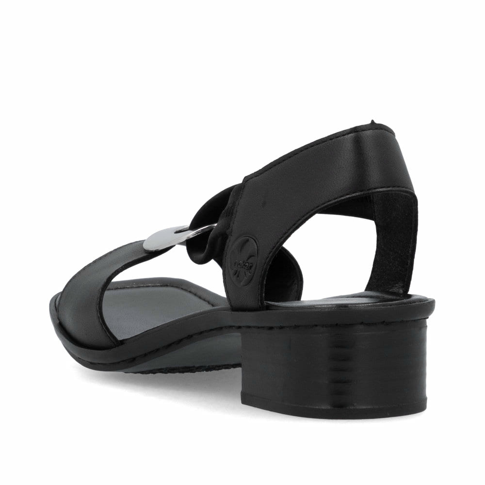 Schwarze Rieker Riemchensandaletten 62662-01 mit einem Gummizug. Schuh von hinten.