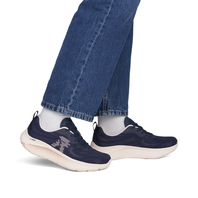 Blaue Rieker Sport Damen Sneaker Low W4401-15. Schuh am Fuß.