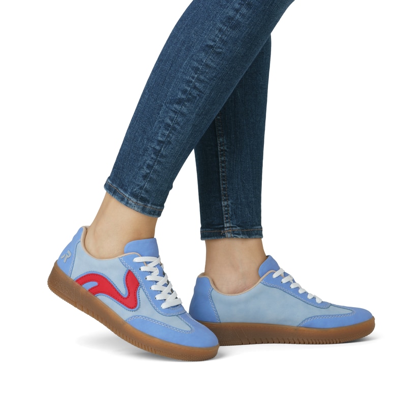 Blaue vegane Rieker Damen Sneaker Low M5512-10 mit einer Schnürung. Schuh am Fuß.