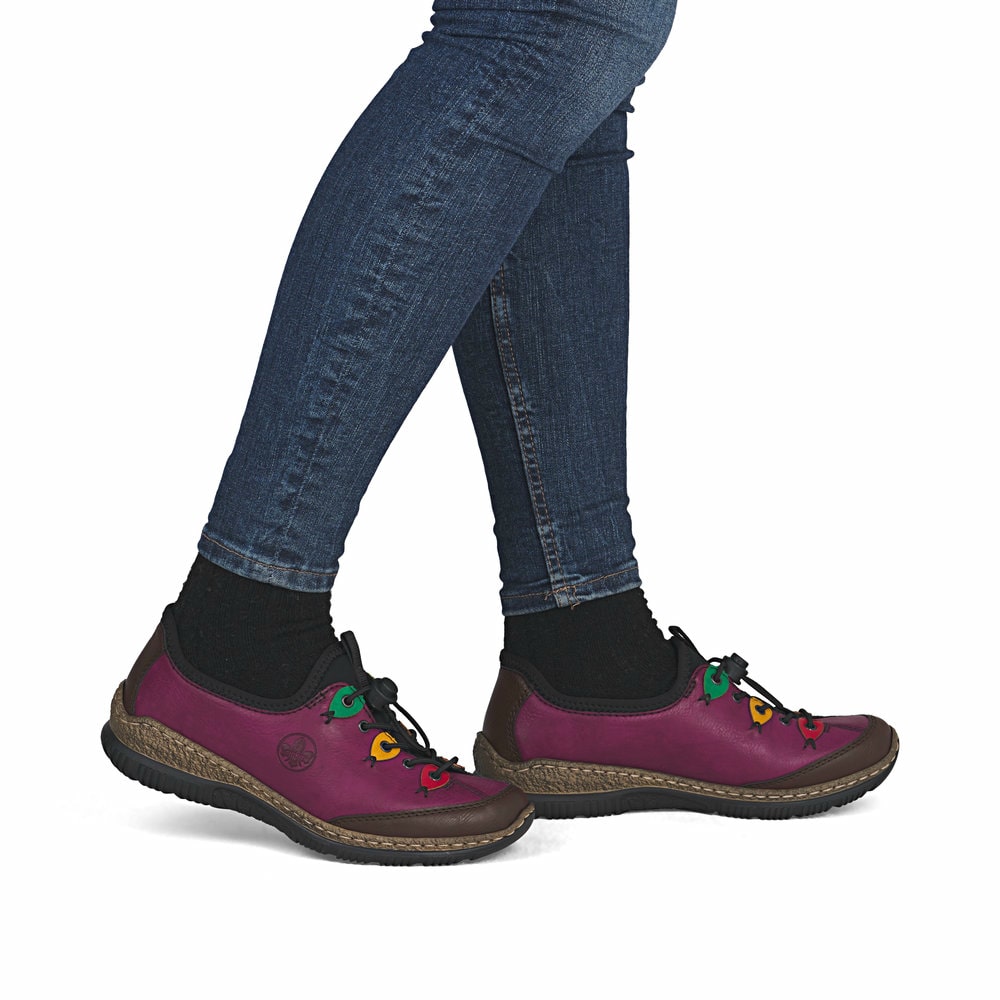 Lilane Rieker Damen Slipper N3271-30 mit Ösen-Verzierung sowie einem Gummizug. Schuh am Fuß.