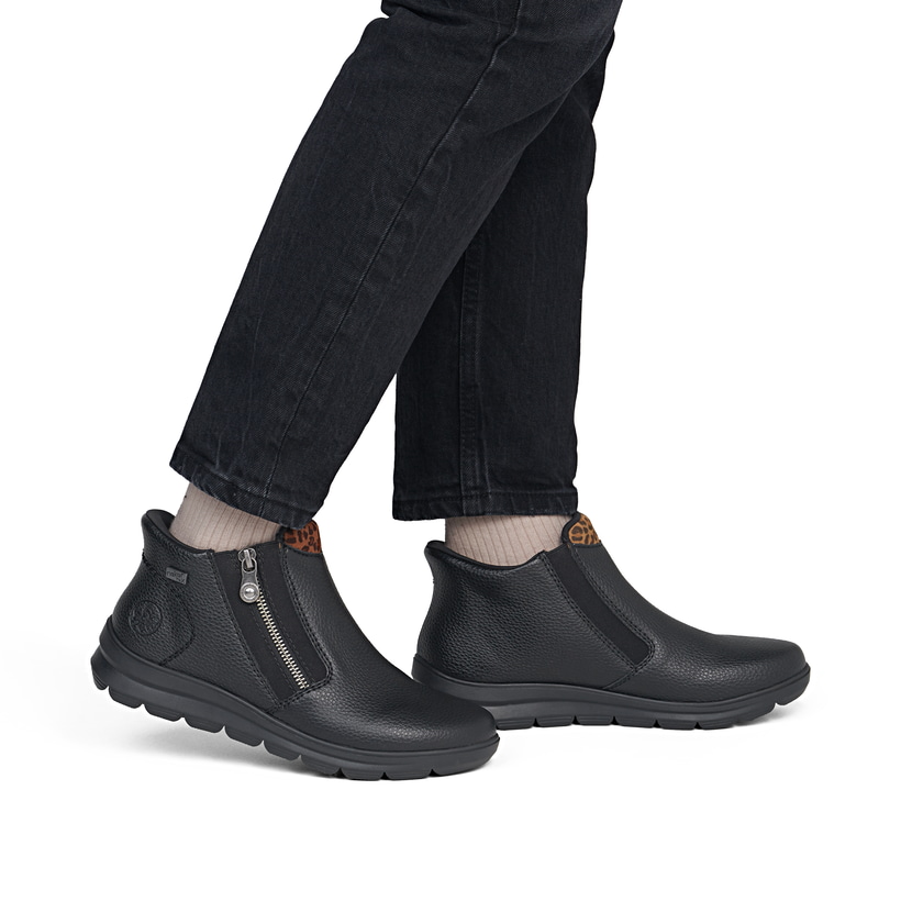 Schwarze Rieker Damen Kurzstiefel Z0059-00 mit wasserabweisender TEX-Membran. Schuh am Fuß.